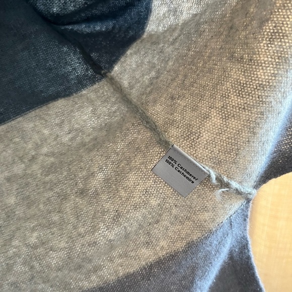 Claudia Nichole 100 % Cashmere Striped Hooded Sweater - Gray and Blue - Picture 7 of 10